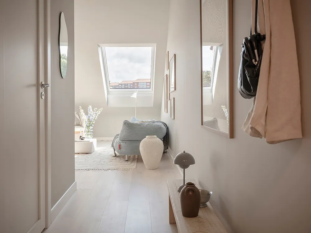 Lekki i przestronny интерьер małej mansardówki w Gotenborgu (36 m²) - Gallery image 17