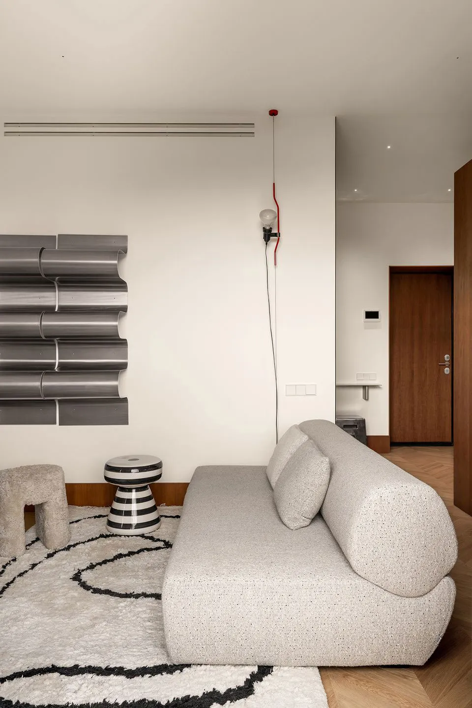 Diseño contemporáneo de interiores en el centro de Kiev con acabado en madera en decoración (70 m²) - Gallery image 7