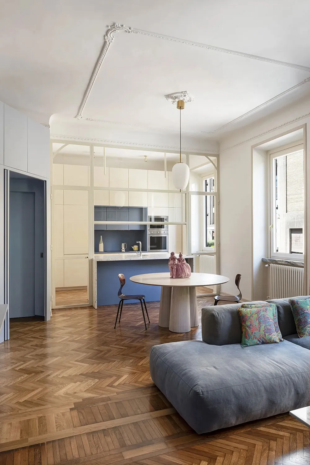 Blautöne und Vinylsammlung: DJ-Appartement in Rom - Gallery image 3