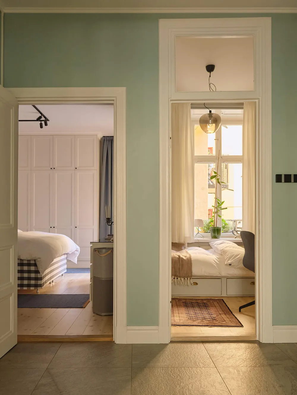 Interior escandinavo luminoso con acentos frescos (78 m²) - Gallery image 17