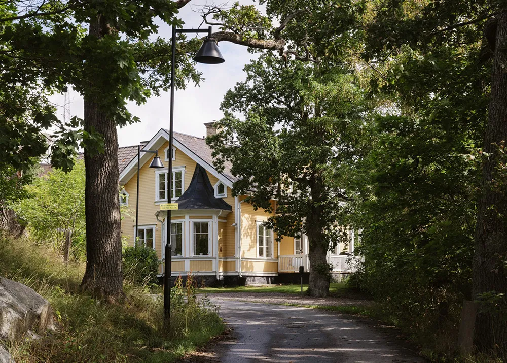 Piękny żółty domek z słończnymi wnętrzami w Szwecji - Gallery image 29