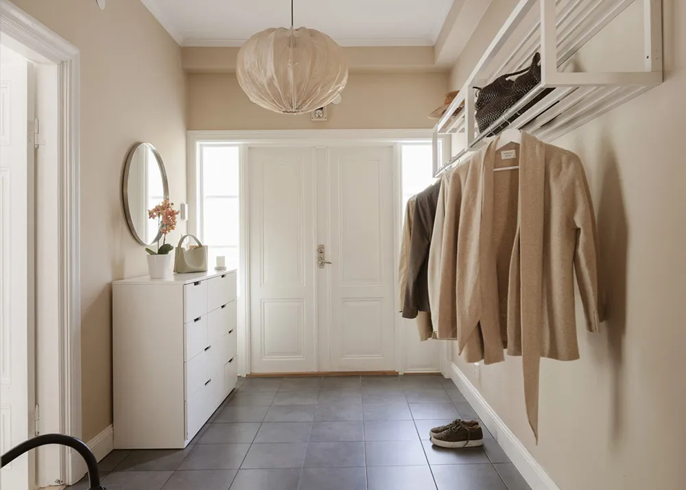 Piękny żółty domek z słończnymi wnętrzami w Szwecji - Gallery image 19