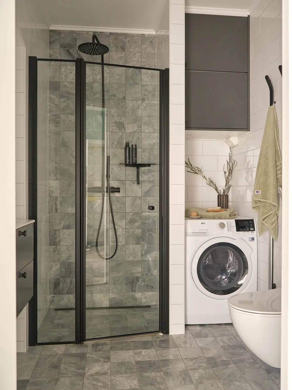 Interior escandinavo luminoso con acentos frescos (78 m²) - Gallery image 19