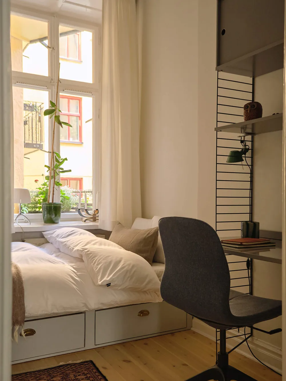 Interior escandinavo luminoso con acentos frescos (78 m²) - Gallery image 16