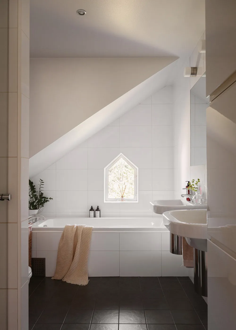 Piękny żółty domek z słończnymi wnętrzami w Szwecji - Gallery image 27