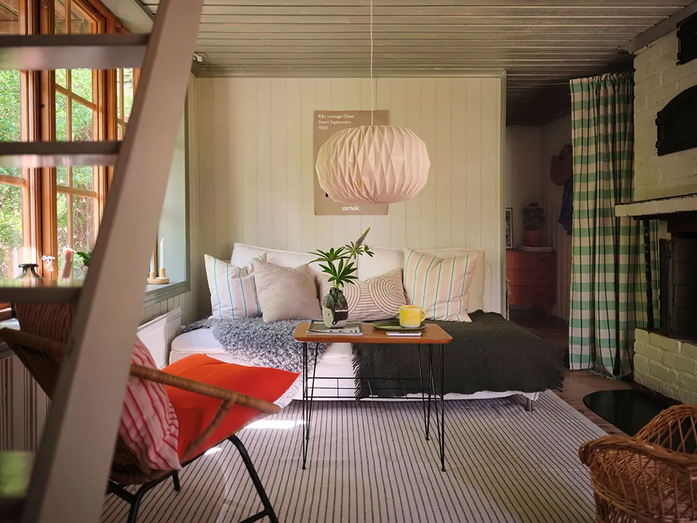 Светлые современные интерьеры старой шведской дачи - Gallery image 26