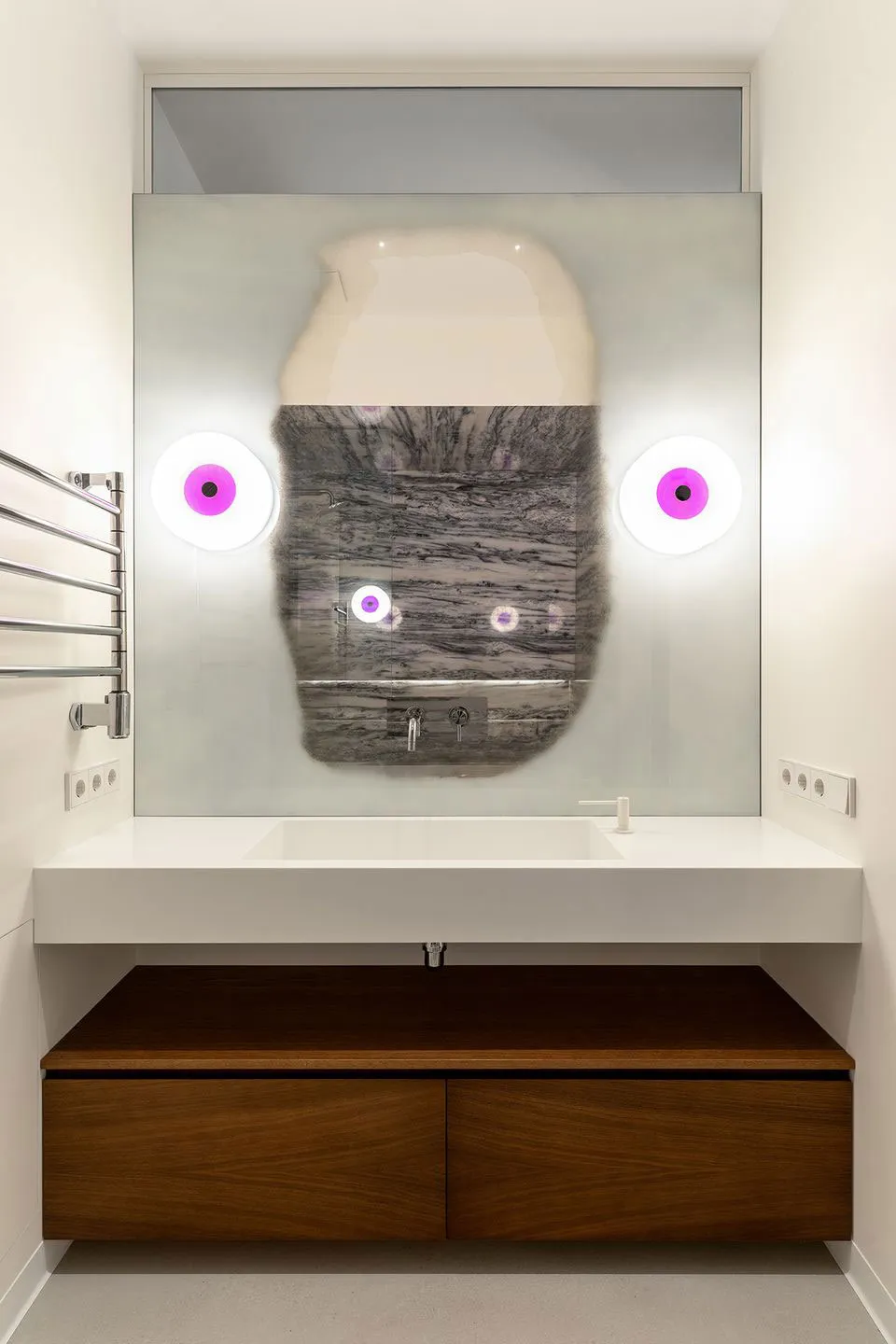 Diseño contemporáneo de interiores en el centro de Kiev con acabado en madera en decoración (70 m²) - Gallery image 14