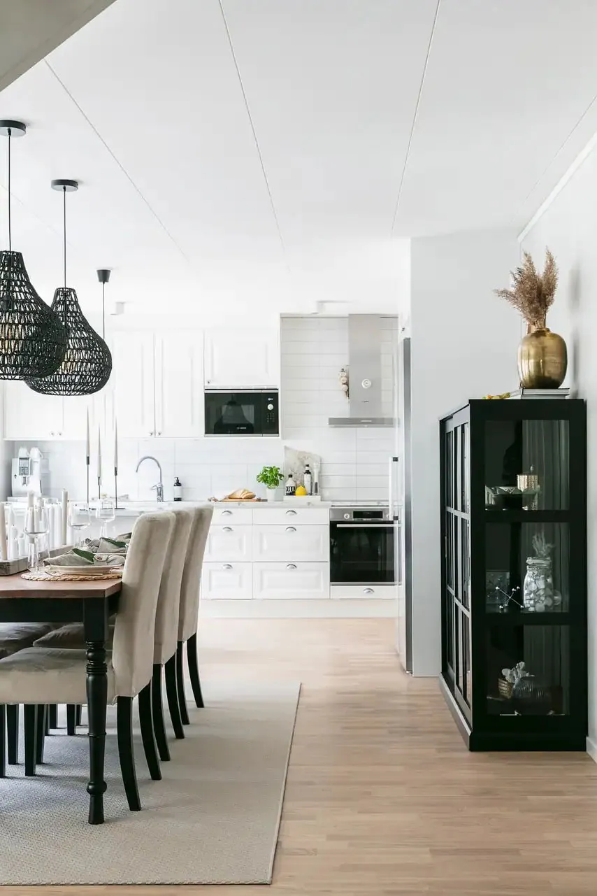 Une belle maison de campagne blanche en Suède avec des intérieurs modernes et chaleureux - Gallery image 3