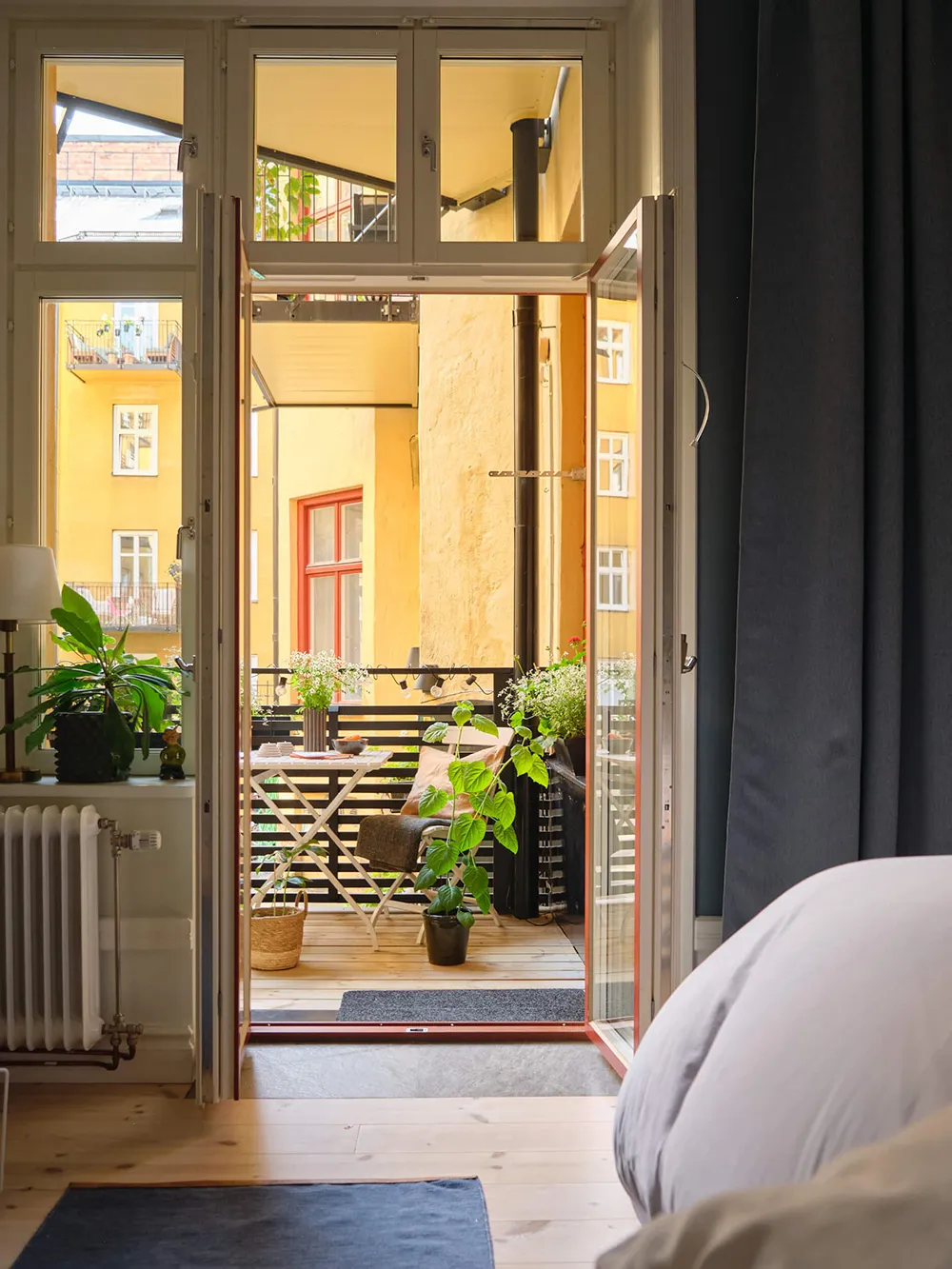 Interior escandinavo luminoso con acentos frescos (78 m²) - Gallery image 12