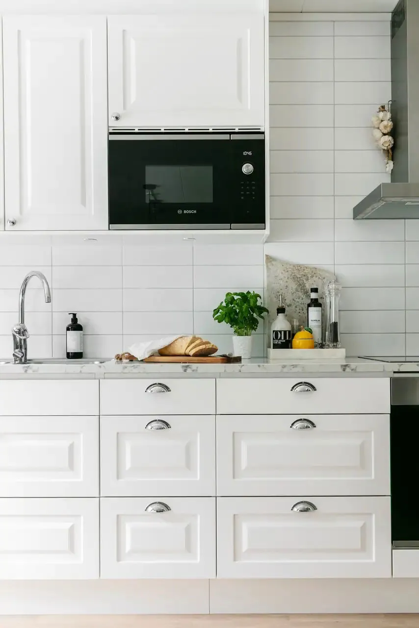 Une belle maison de campagne blanche en Suède avec des intérieurs modernes et chaleureux - Gallery image 4