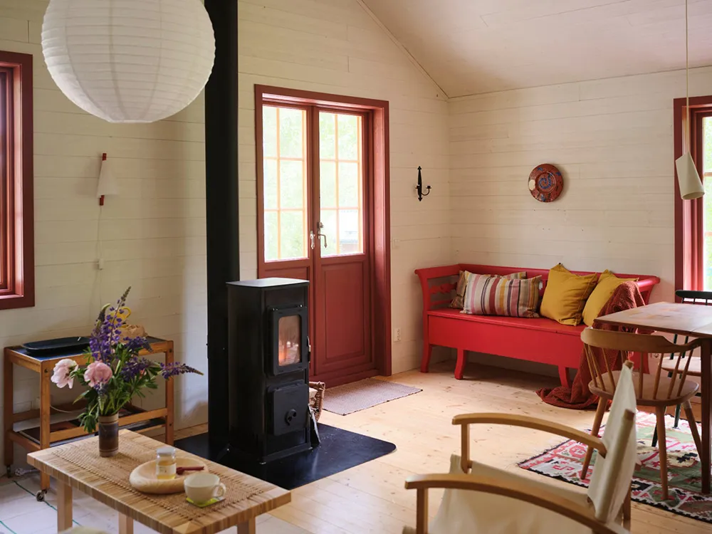 Светлые современные интерьеры старой шведской дачи - Gallery image 17