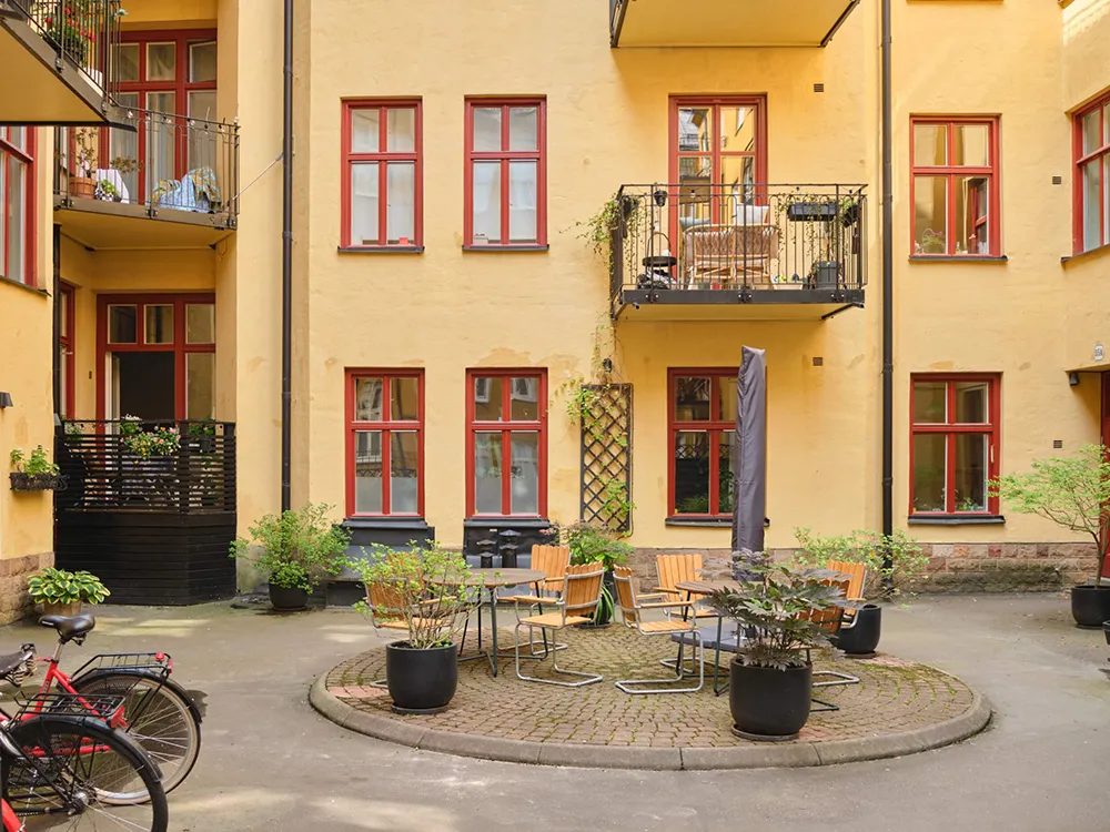 Interior escandinavo luminoso con acentos frescos (78 m²) - Gallery image 23