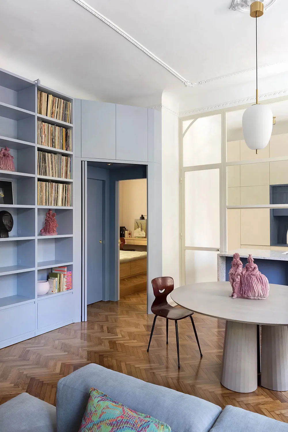 Blautöne und Vinylsammlung: DJ-Appartement in Rom - Gallery image 8