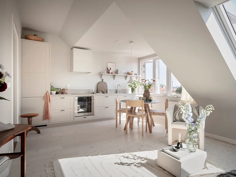 Lekki i przestronny интерьер małej mansardówki w Gotenborgu (36 m²) - Gallery image 4