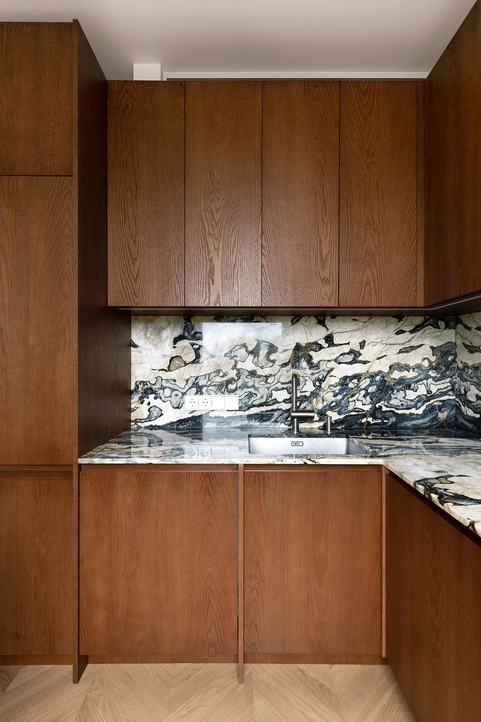 Diseño contemporáneo de interiores en el centro de Kiev con acabado en madera en decoración (70 m²) - Gallery image 2