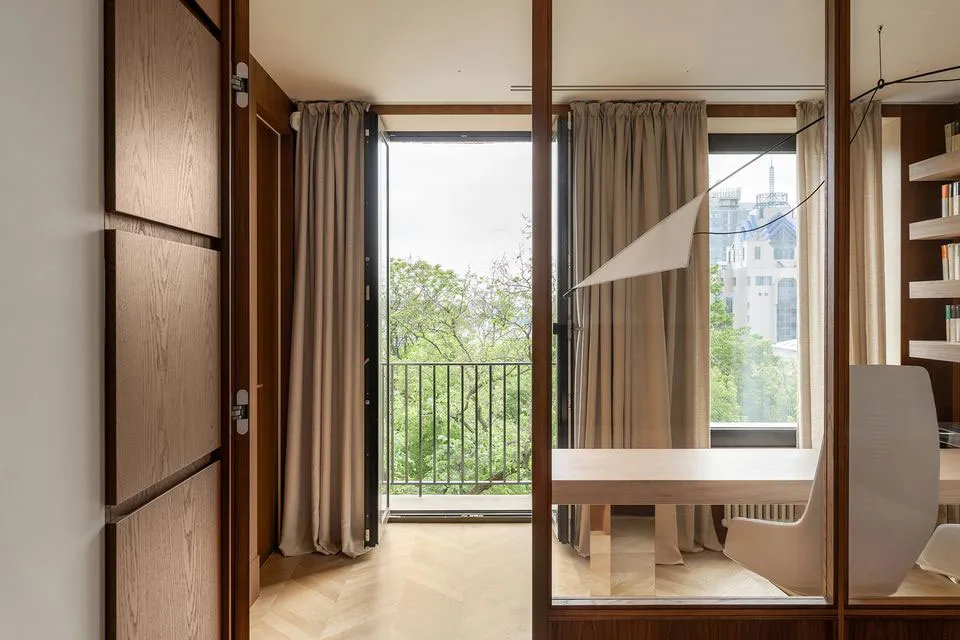 Diseño contemporáneo de interiores en el centro de Kiev con acabado en madera en decoración (70 m²) - Gallery image 11