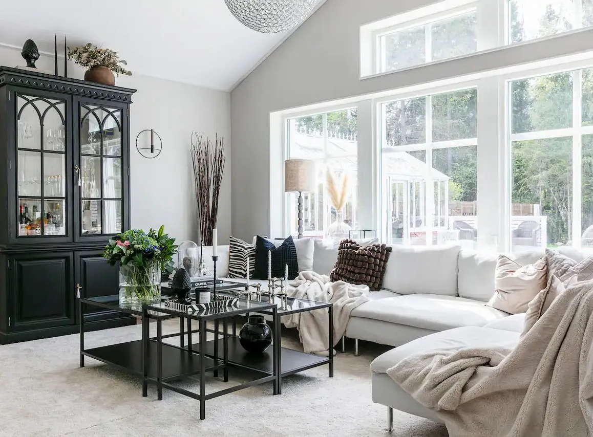 Une belle maison de campagne blanche en Suède avec des intérieurs modernes et chaleureux - Gallery image 2