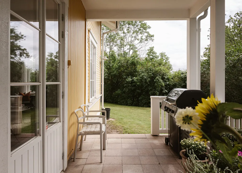 Piękny żółty domek z słończnymi wnętrzami w Szwecji - Gallery image 8