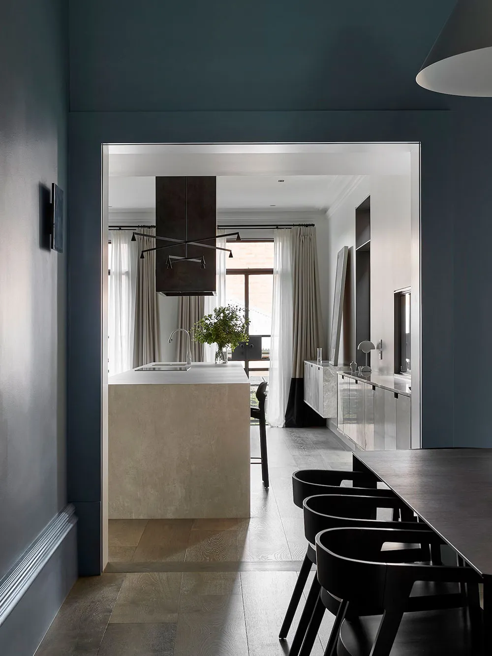 Элегантный современный интерьер в Мельбурне с атмосферной комнатой отдыха - Gallery image 4