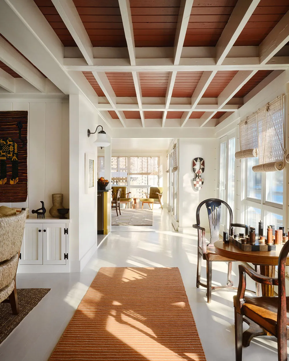 Интересный микс в декоре домика у воды в США - Gallery image 5