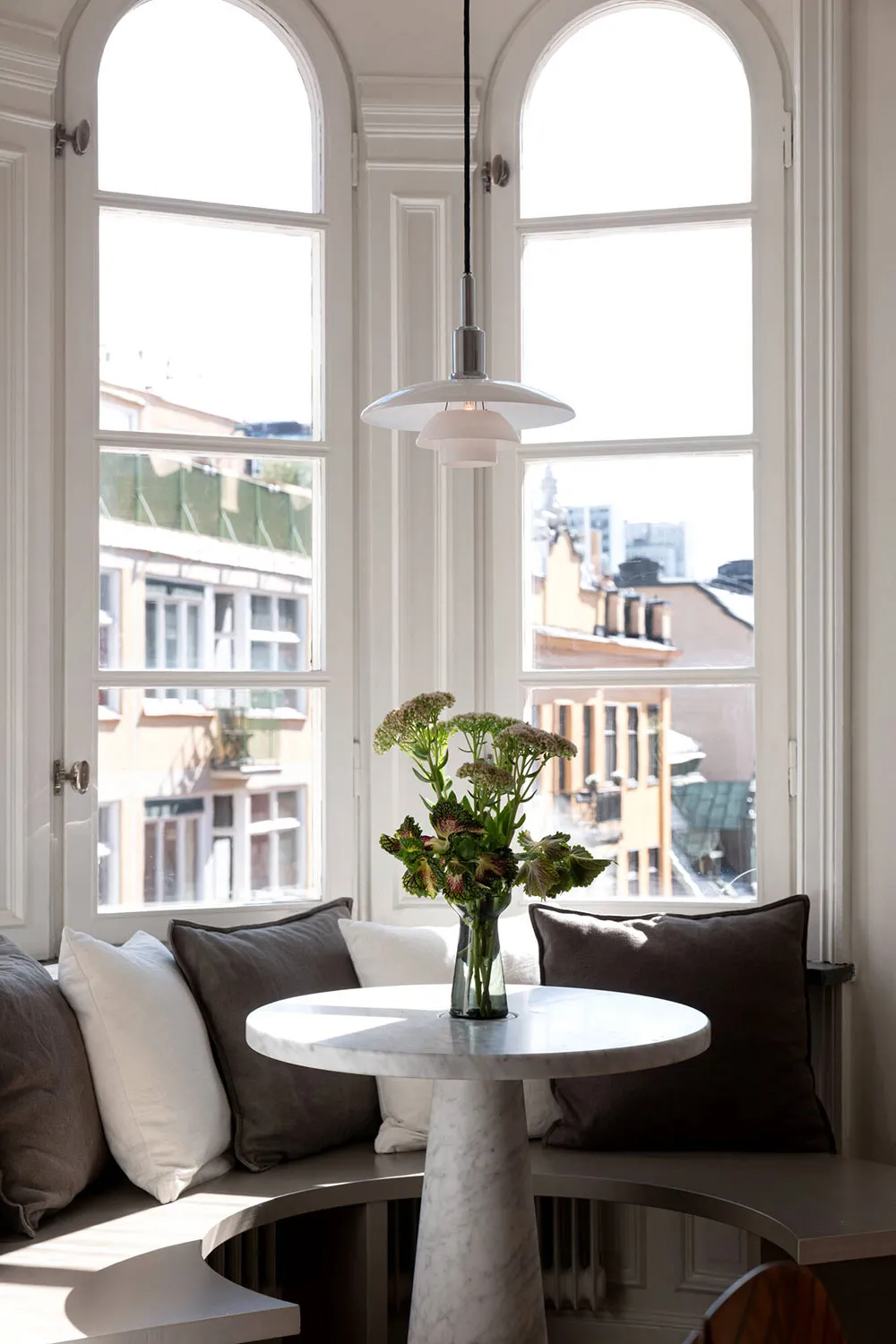 Designmöbel und modernes Kunst: Helle Wohnung in Stockholm - Gallery image 3