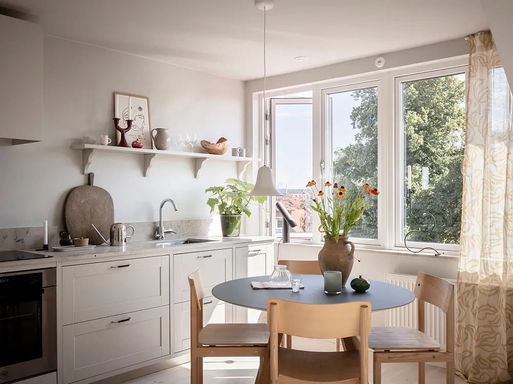 Lekki i przestronny интерьер małej mansardówki w Gotenborgu (36 m²) - Gallery image 6