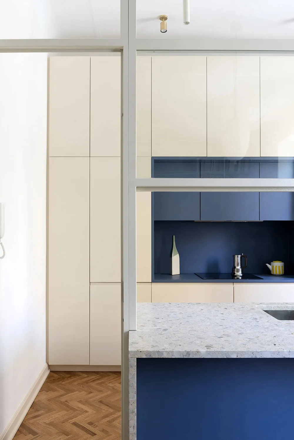 Blautöne und Vinylsammlung: DJ-Appartement in Rom - Gallery image 7