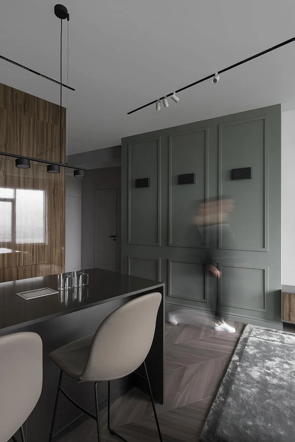 Diseños de interiores elegantes y sobrios en apartamento moderno en Kiev (76 m²) - Gallery image 1