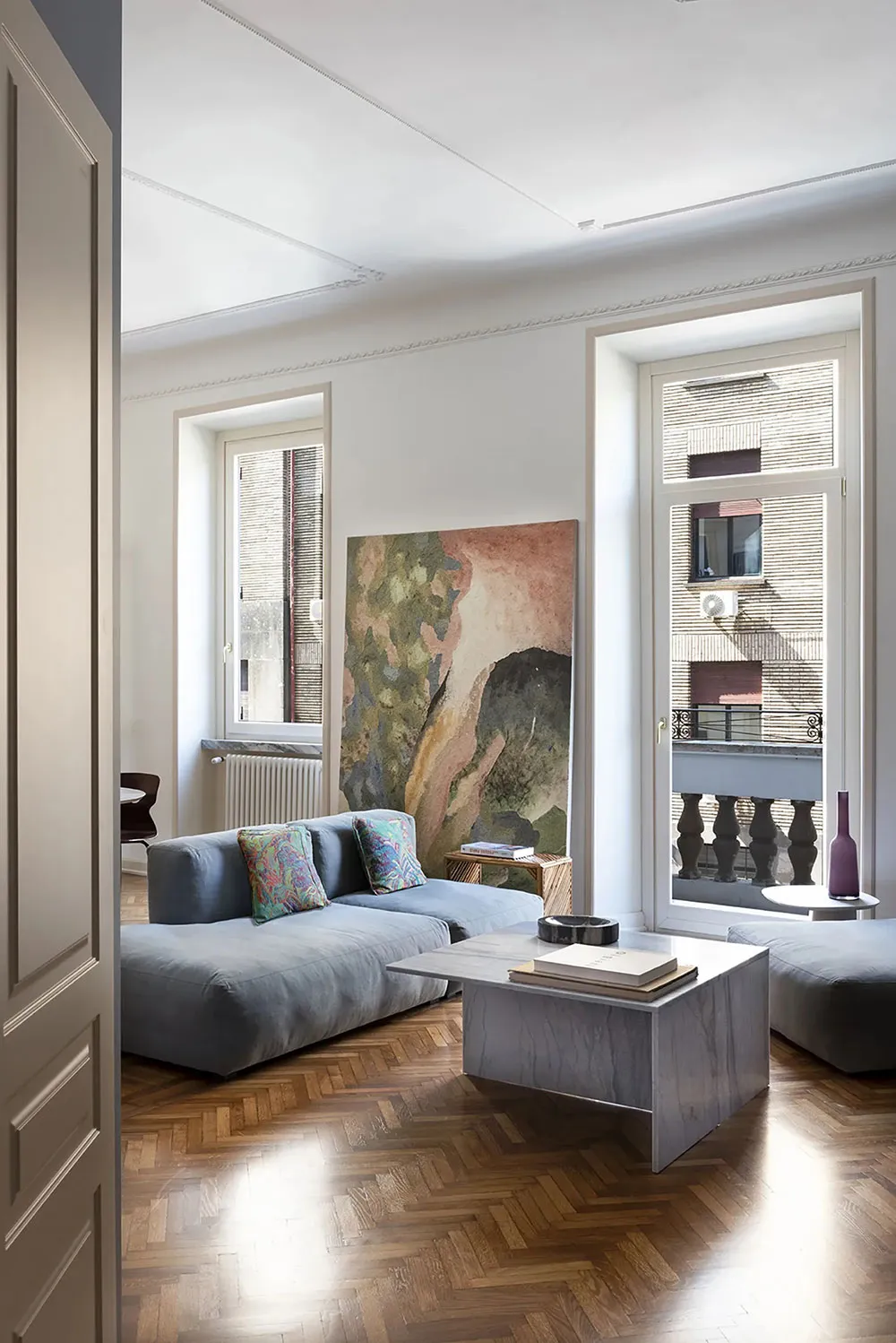 Blautöne und Vinylsammlung: DJ-Appartement in Rom - Gallery image 1