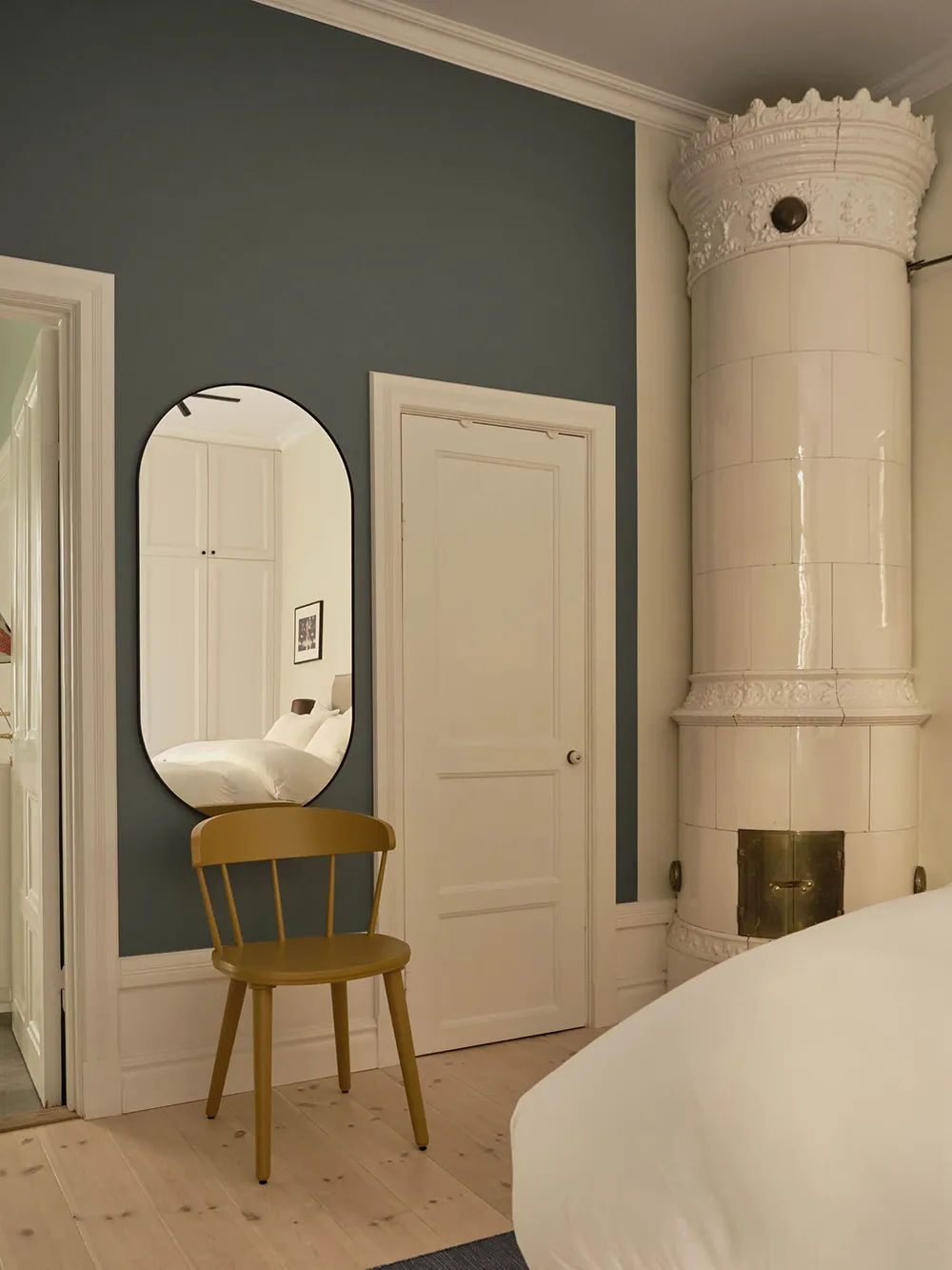 Interior escandinavo luminoso con acentos frescos (78 m²) - Gallery image 15