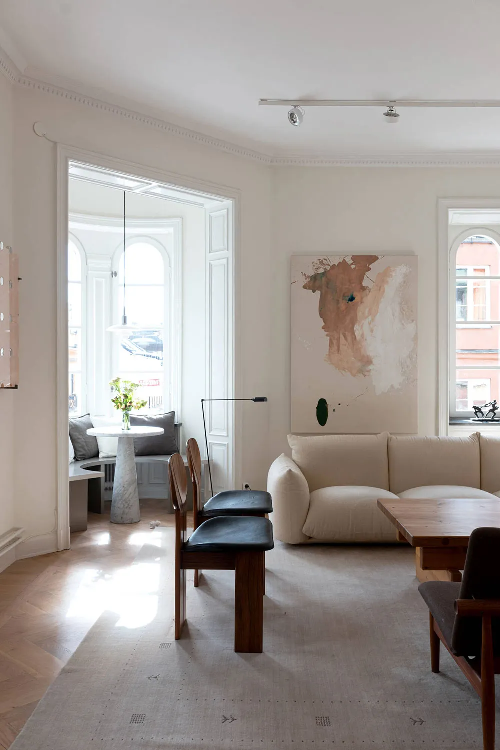 Designmöbel und modernes Kunst: Helle Wohnung in Stockholm - Gallery image 2