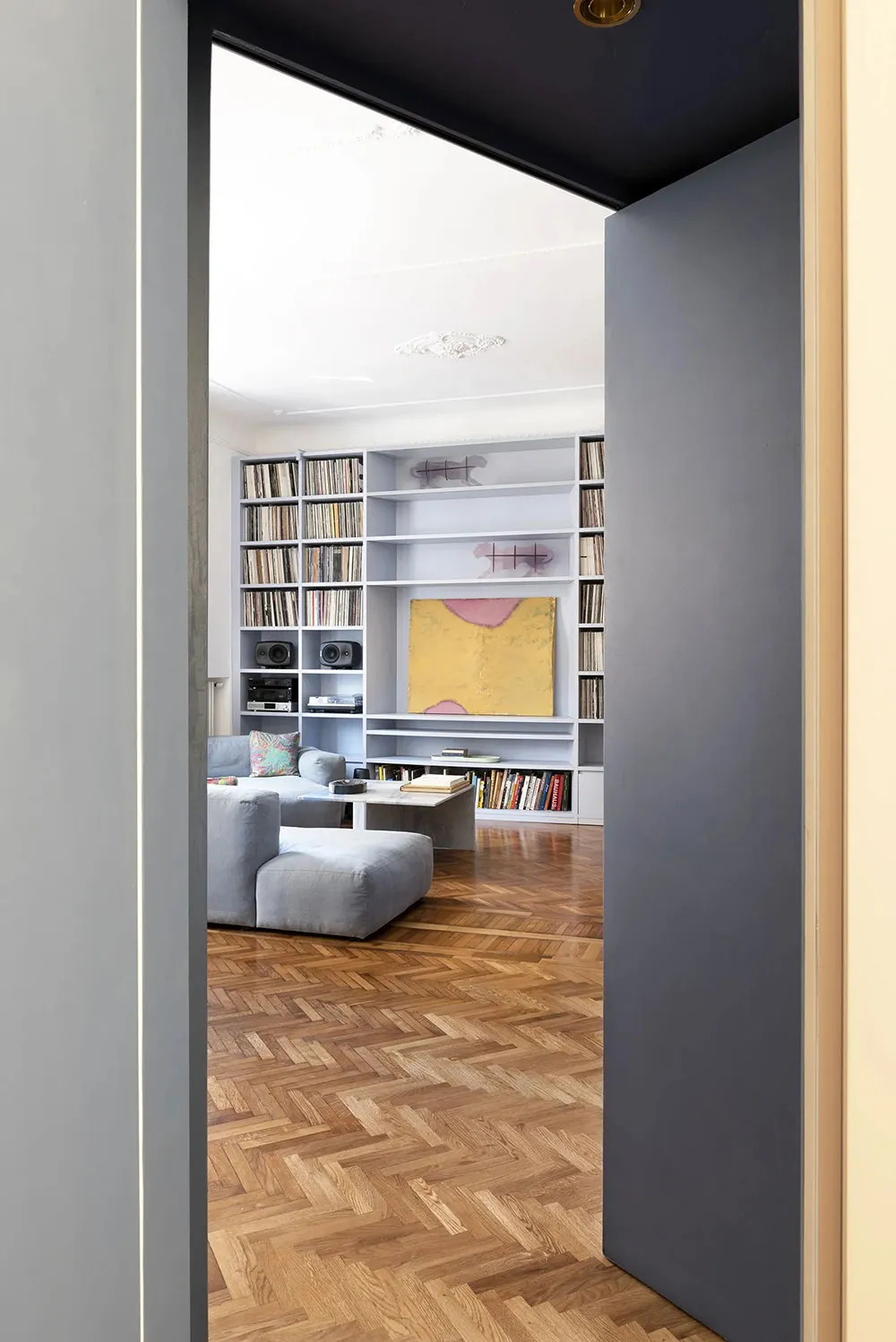 Blautöne und Vinylsammlung: DJ-Appartement in Rom - Gallery image 9