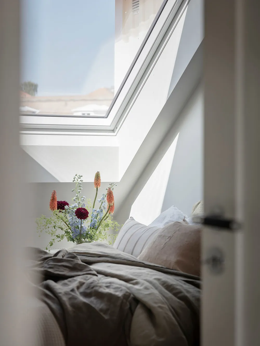 Lekki i przestronny интерьер małej mansardówki w Gotenborgu (36 m²) - Gallery image 12