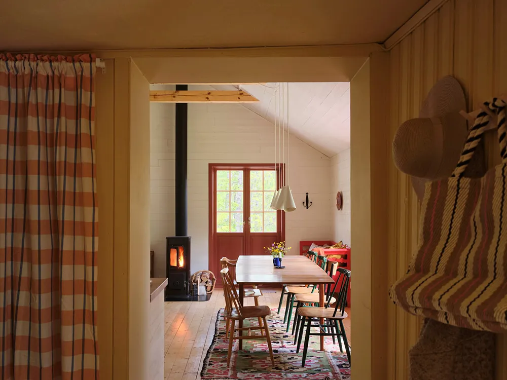 Светлые современные интерьеры старой шведской дачи - Gallery image 20