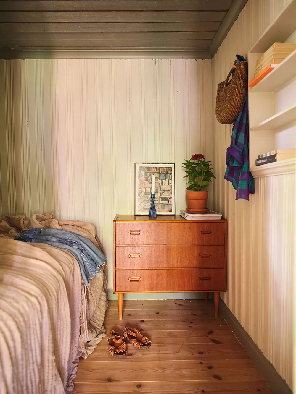 Светлые современные интерьеры старой шведской дачи - Gallery image 29