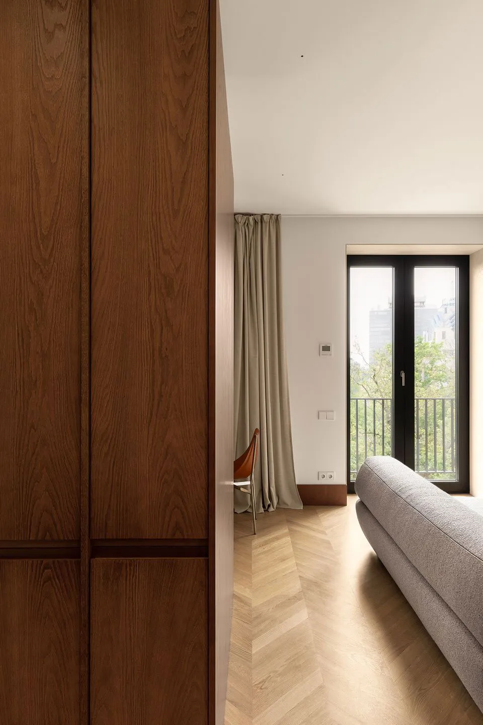 Diseño contemporáneo de interiores en el centro de Kiev con acabado en madera en decoración (70 m²) - Gallery image 5