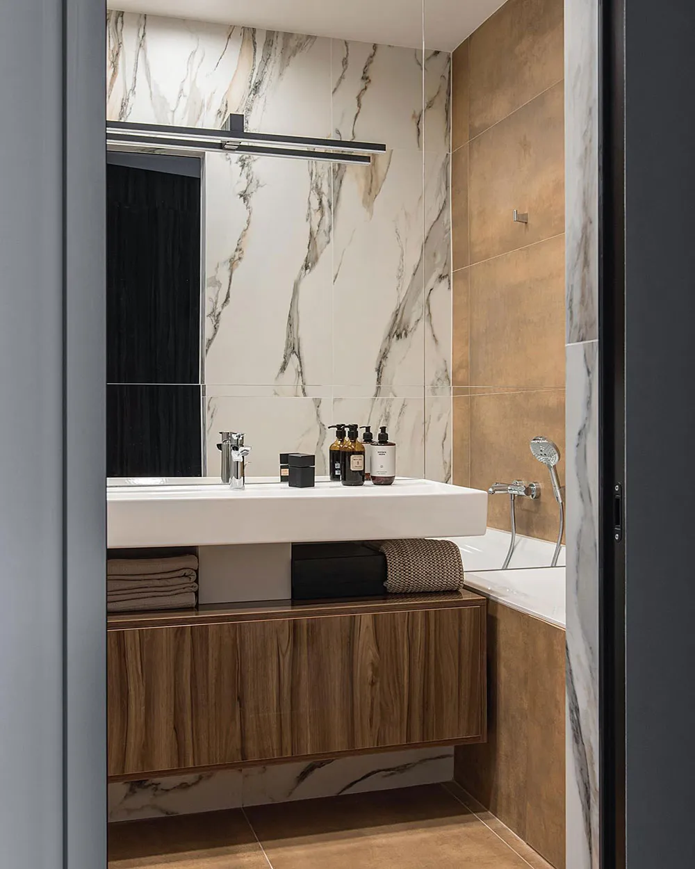 Diseños de interiores elegantes y sobrios en apartamento moderno en Kiev (76 m²) - Gallery image 15