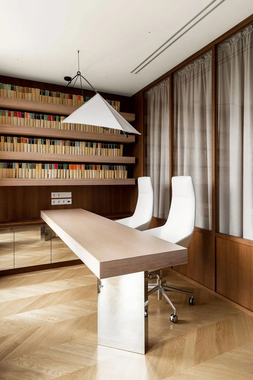 Diseño contemporáneo de interiores en el centro de Kiev con acabado en madera en decoración (70 m²) - Gallery image 8