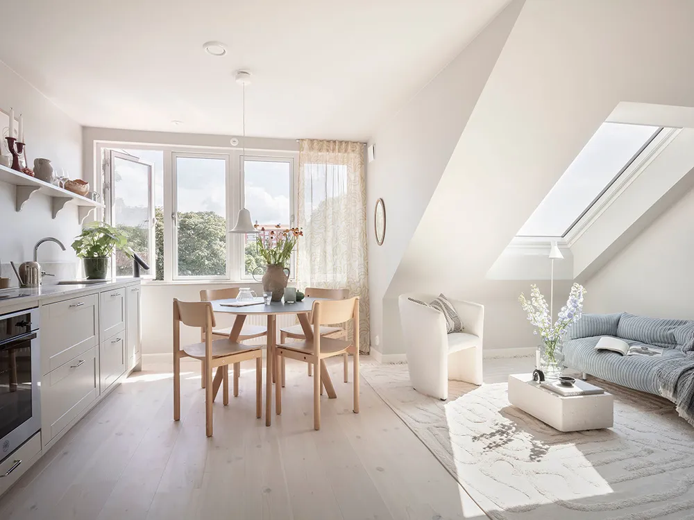 Lekki i przestronny интерьер małej mansardówki w Gotenborgu (36 m²) - Gallery image 9