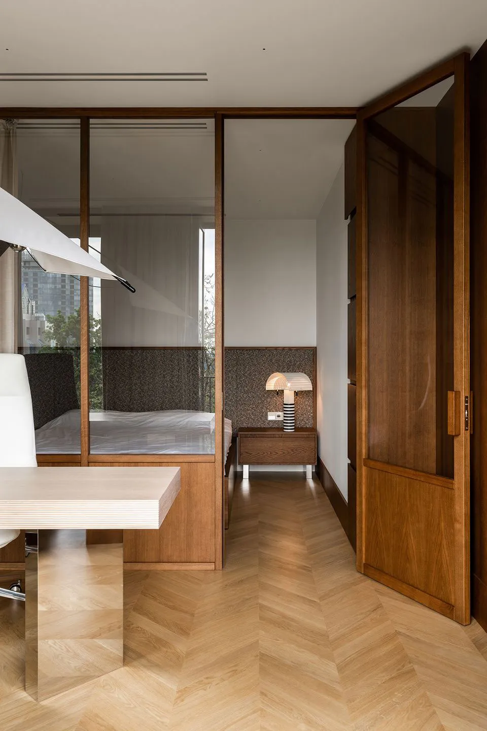 Diseño contemporáneo de interiores en el centro de Kiev con acabado en madera en decoración (70 m²) - Gallery image 9