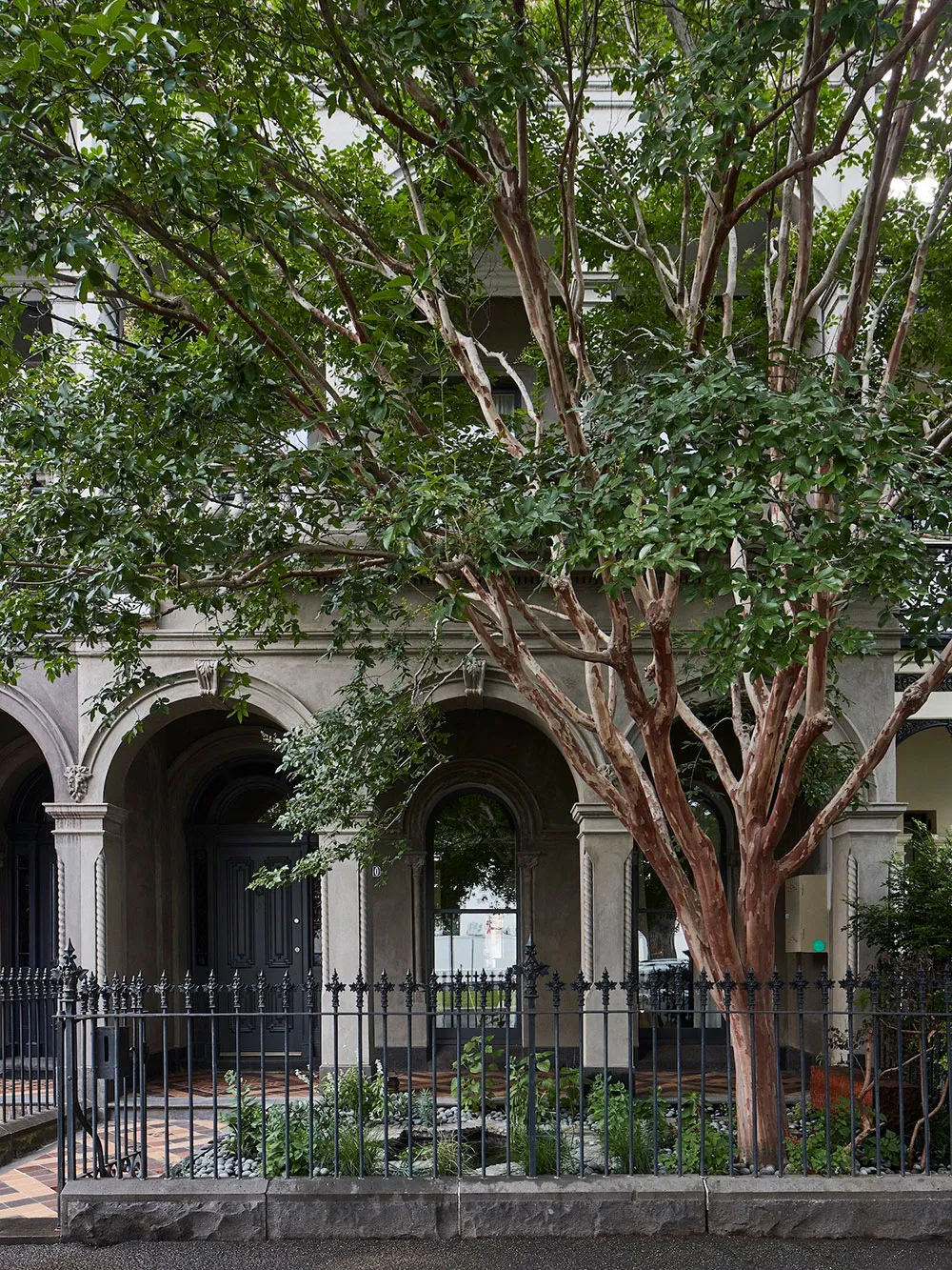 Элегантный современный интерьер в Мельбурне с атмосферной комнатой отдыха - Gallery image 1