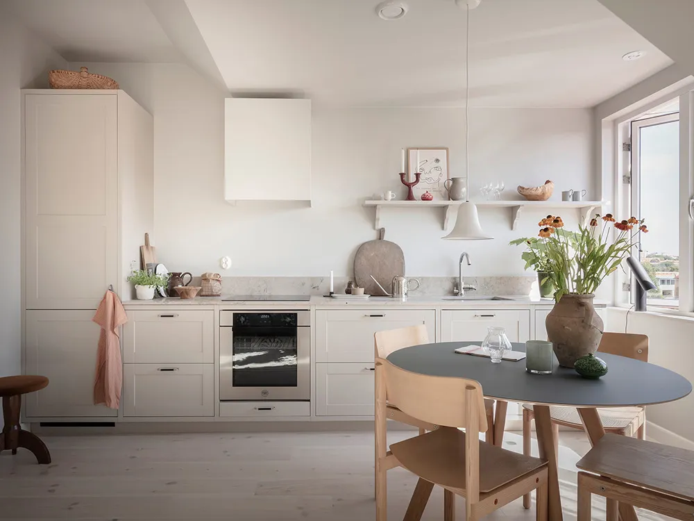 Lekki i przestronny интерьер małej mansardówki w Gotenborgu (36 m²) - Gallery image 5