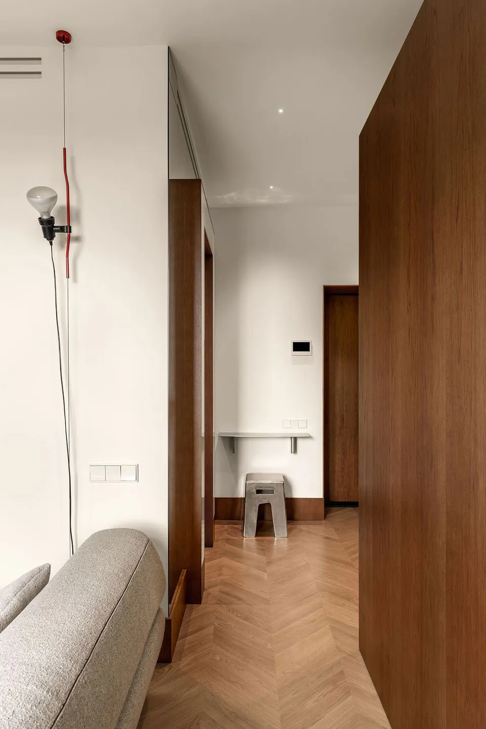 Diseño contemporáneo de interiores en el centro de Kiev con acabado en madera en decoración (70 m²) - Gallery image 12