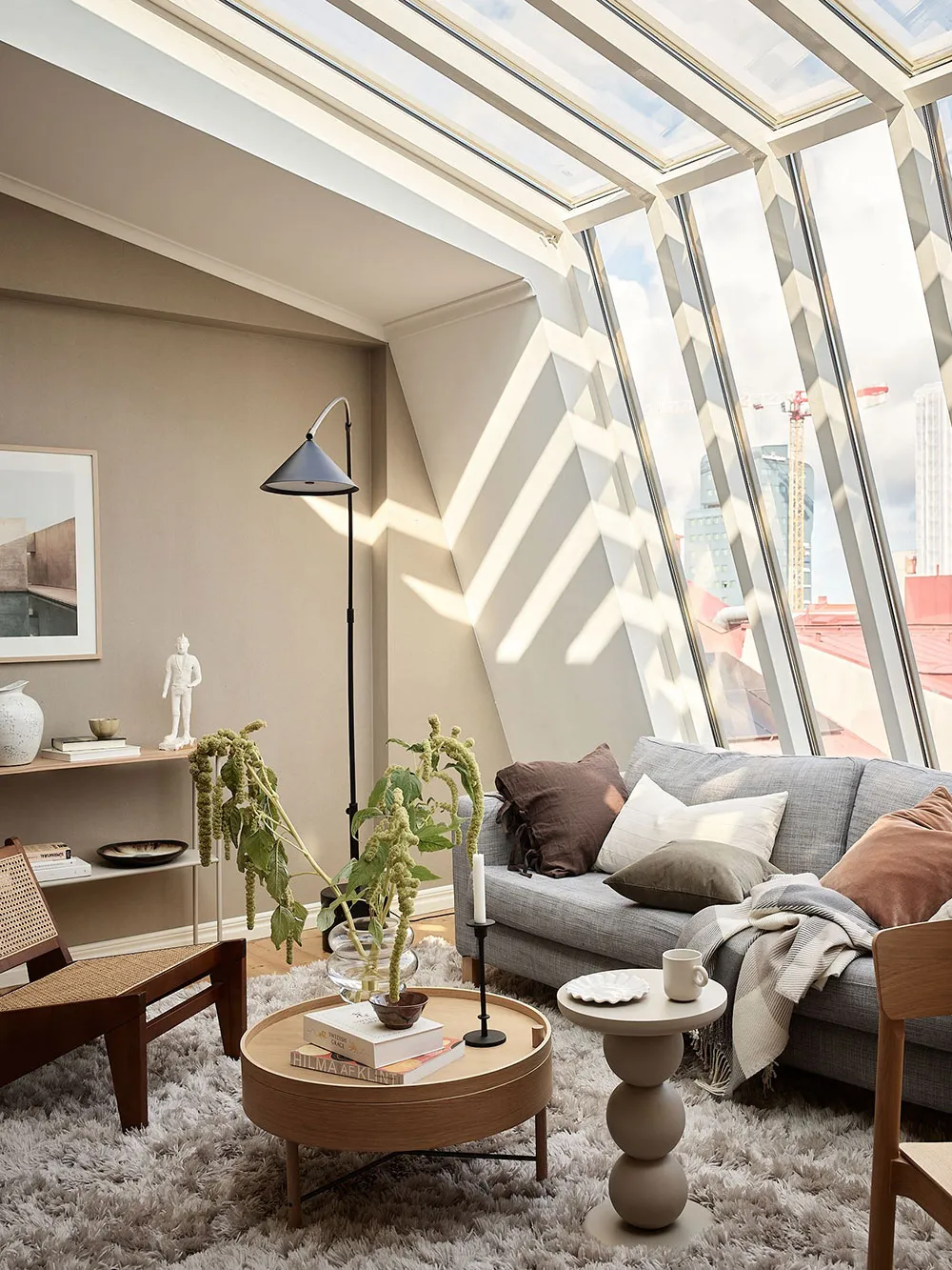 Fenêtre de mansarde luxueuse dans le design d'une appartement à deux étages à Gotenburg (83 m²) - Gallery image 1