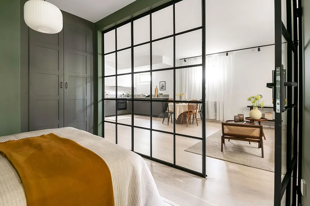 Cloisonnement en verre et chambre verte : appartement en Suède (56 m²) - Gallery image 4