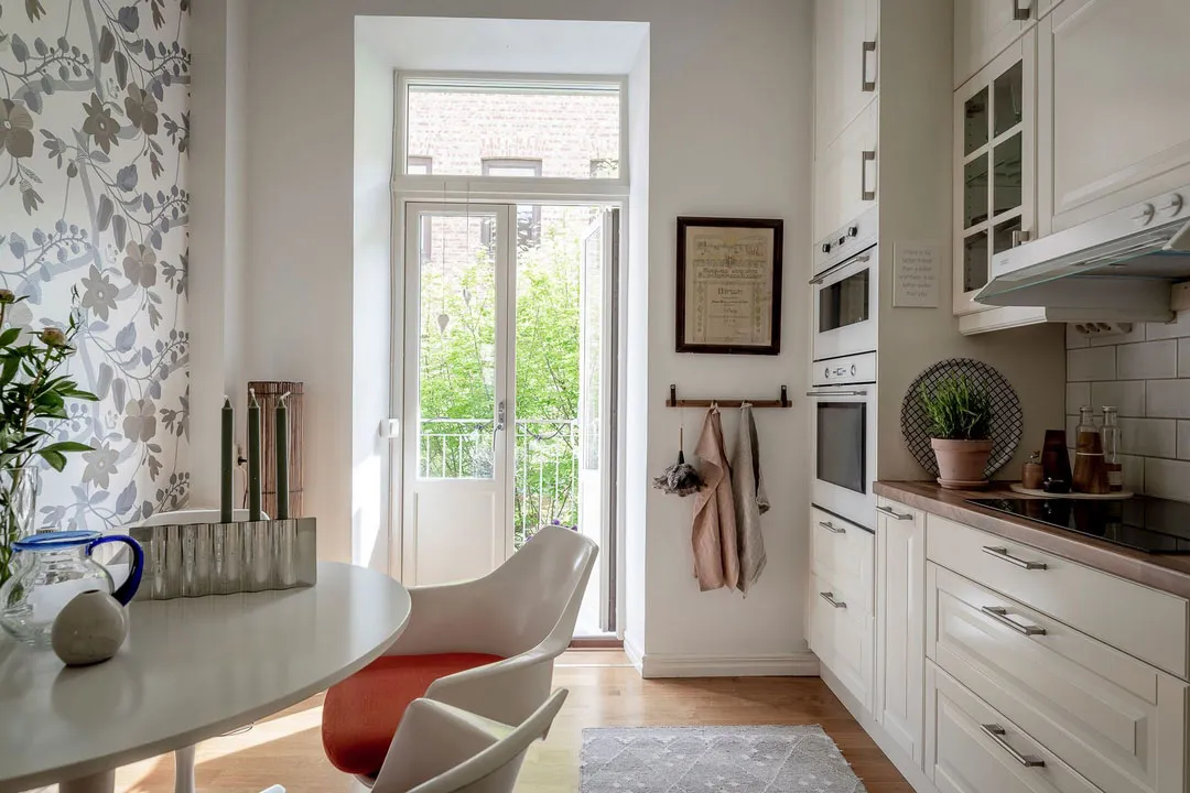 Lebhaftes skandinavisches Apartment mit einem Überfluss an moderner Kunst - Gallery image 21