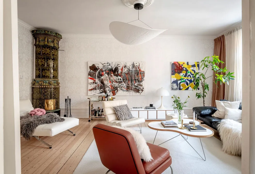 Lebhaftes skandinavisches Apartment mit einem Überfluss an moderner Kunst - Gallery image 2