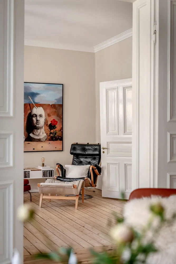 Lebhaftes skandinavisches Apartment mit einem Überfluss an moderner Kunst - Gallery image 8