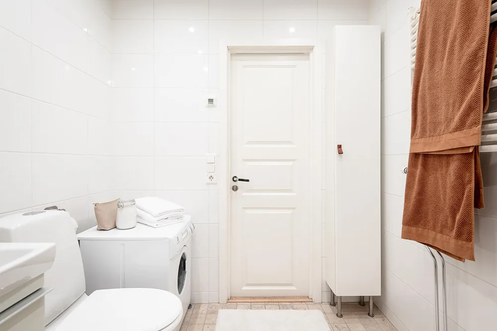 Murs bleus et meubles blancs : appartement à Göteborg (76 m²) - Gallery image 33