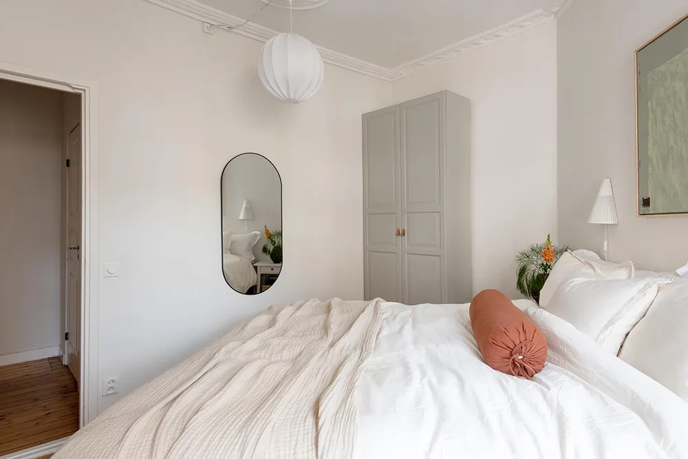 Murs bleus et meubles blancs : appartement à Göteborg (76 m²) - Gallery image 30